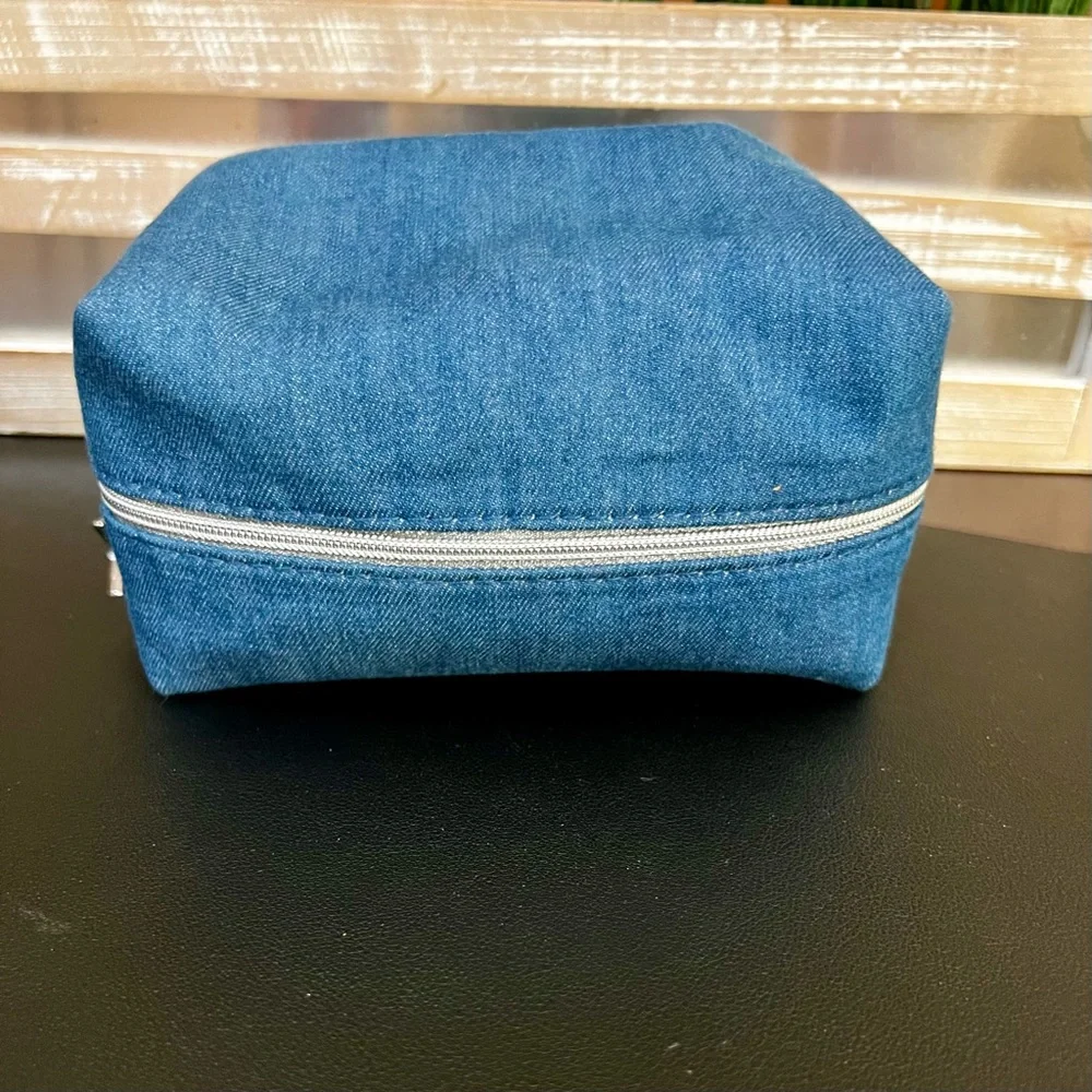 DIOR Beauty Limited Edition Blue Denim Pouch - Picture 5 of 10